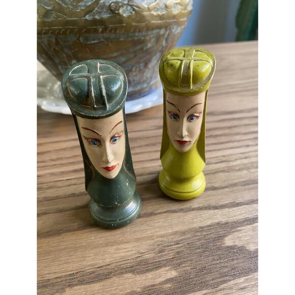 Vintage Midcentury Medieval Duncan Ceramic Hand Painted Chess Pieces Two Queens - Picture 4 of 4